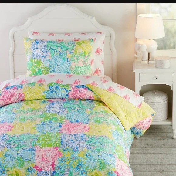 LILLY PULITZER Twin Comforter in Cheek to Cheek Floral Pattern with 1 Sham - Picture 1 of 6